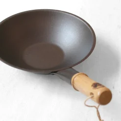 Wok en fer avec manche en bois